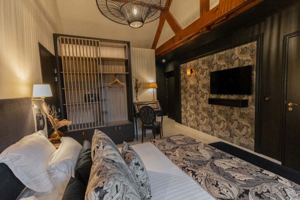 Chambre de luxe avec ecran plat de l'hotel de charme Ferme de la Ranconniere en Normandie