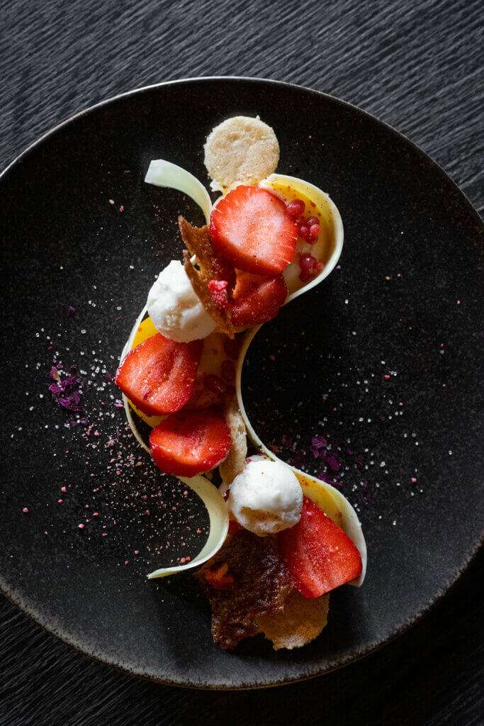 Dessert au chocolat et la fraise fait maison de l'hotel restaurant Ferme de la Ranconniere