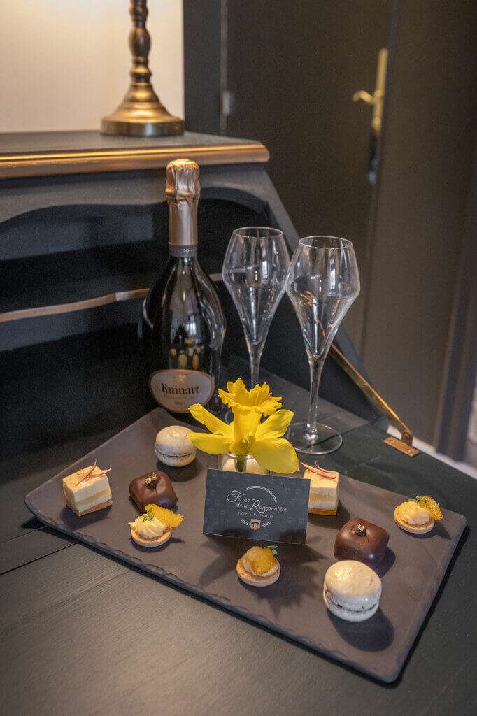 Plateau sucré et champagne dans votre chambre de l'hotel de luxe Ferme de la Ranconniere