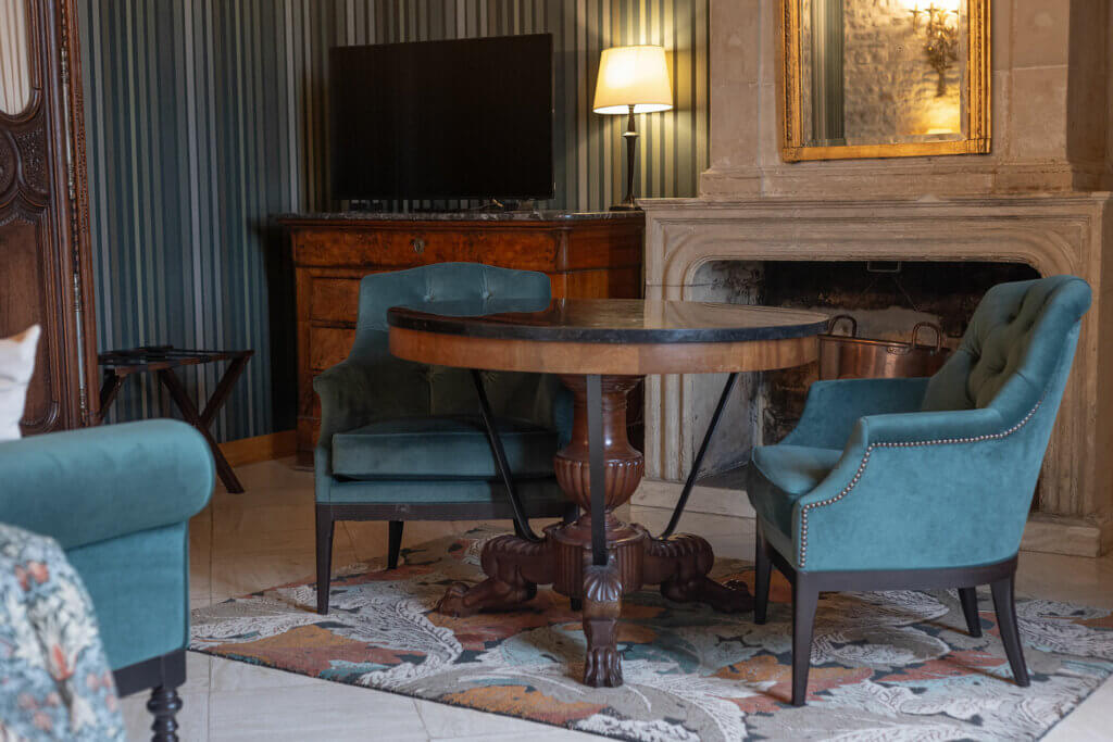 Coin salon de la chambre de luxe du Seigneur de l'hotel Ferme de la ranconniere en Normandie