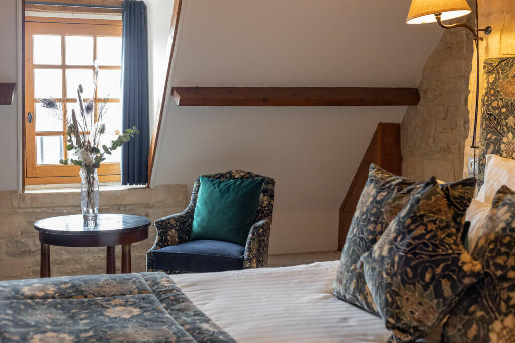 Chambre de luxe avec vue sur la cour de l'hotel Ferme de la Ranconniere en Normandie