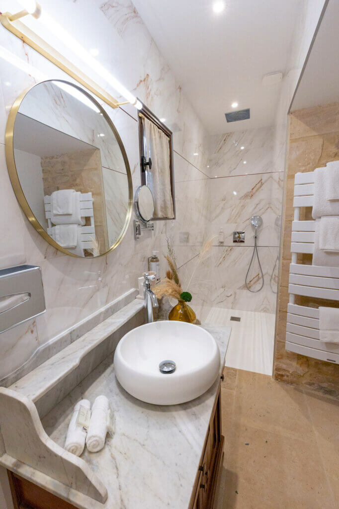 Salle de bain de chambre de luxe de l'hotel Ferme de la Ranconniere en Normandie