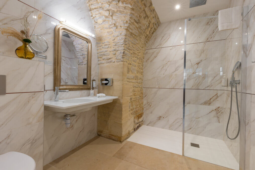 Salle de bain de chambre Superieure avec produits d'hygiene Damana de l'hotel Ferme de la Ranconniere en Normandie