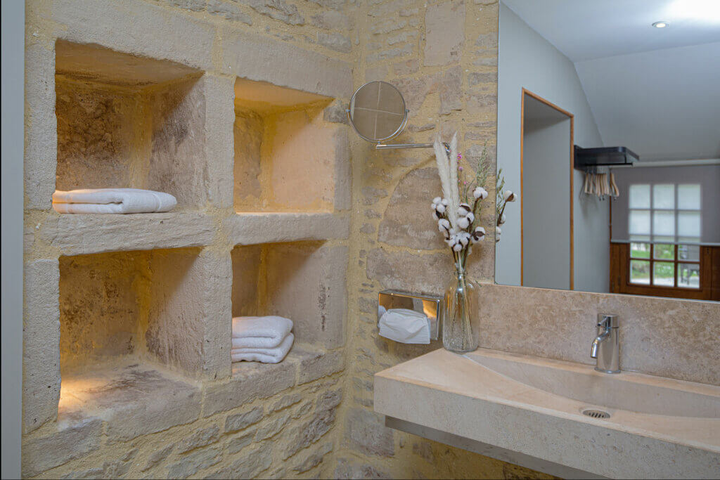 Salle de bain en pierre de chambre classique de l'hotel Ferme de la Ranconniere en Normandie
