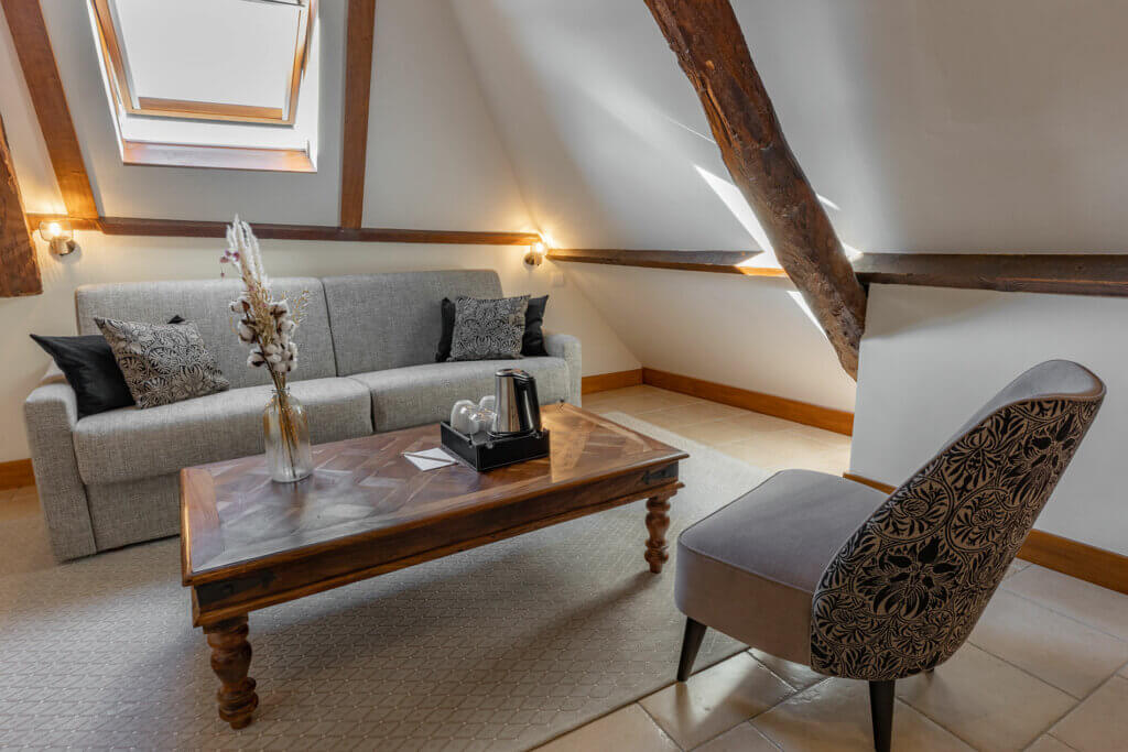 Salon de chambre familiale de l'hotel Ferme de la Ranconniere en Normandie