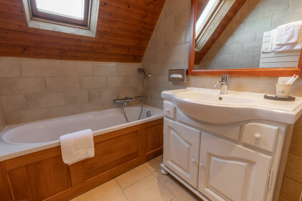 Salle de bain de chambre familiale avec baignoire de l'hotel Ferme de la Ranconniere en Normandie