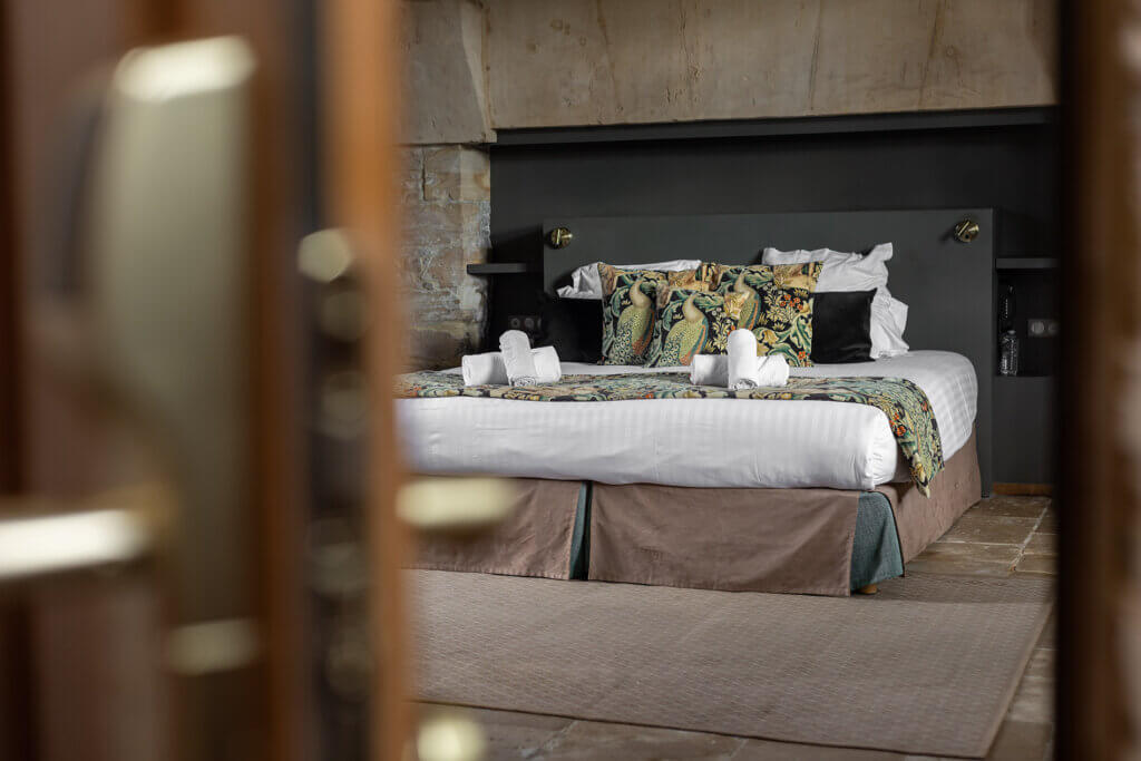Chambre de charme avec voute en pierre de l'hotel de la Ranconniere en Normandie