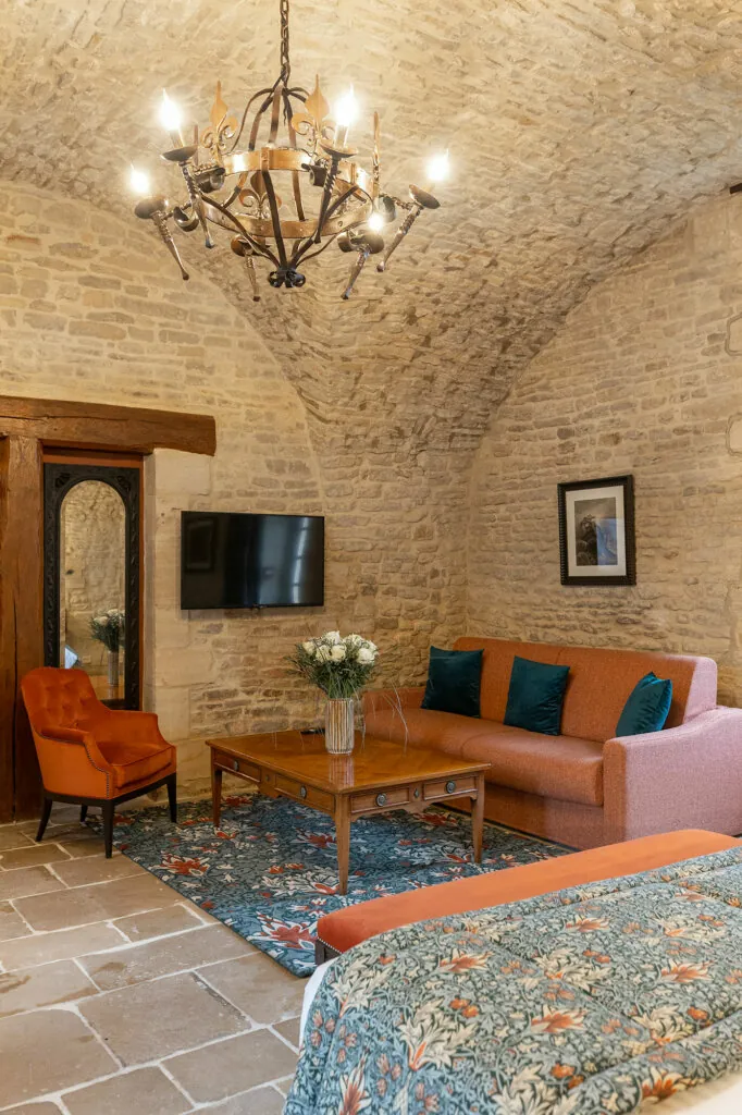 Salon de chambre de luxe avec voute en pierre de l'hotel Ferme de la Ranconniere en Normandie