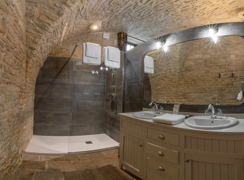 Salle de bain de charme avec voute en pierre apparente de l'hotel de la Ranconniere en Normandie