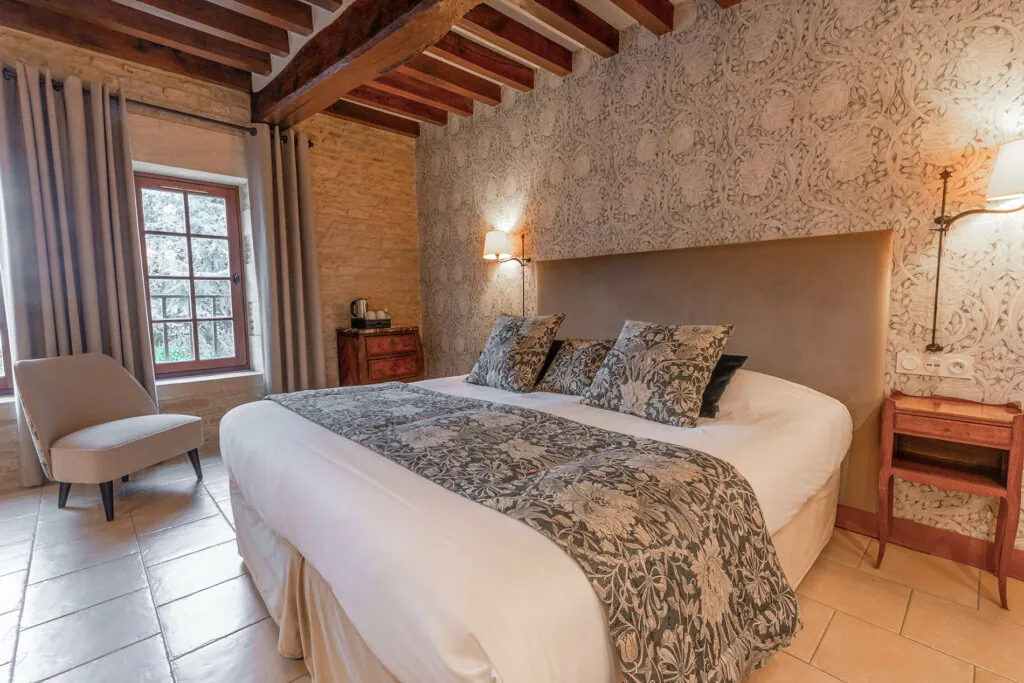 Chambre superieure avec vue sur la cour de l'hotel de charme Ferme de la Ranconniere en Normandie