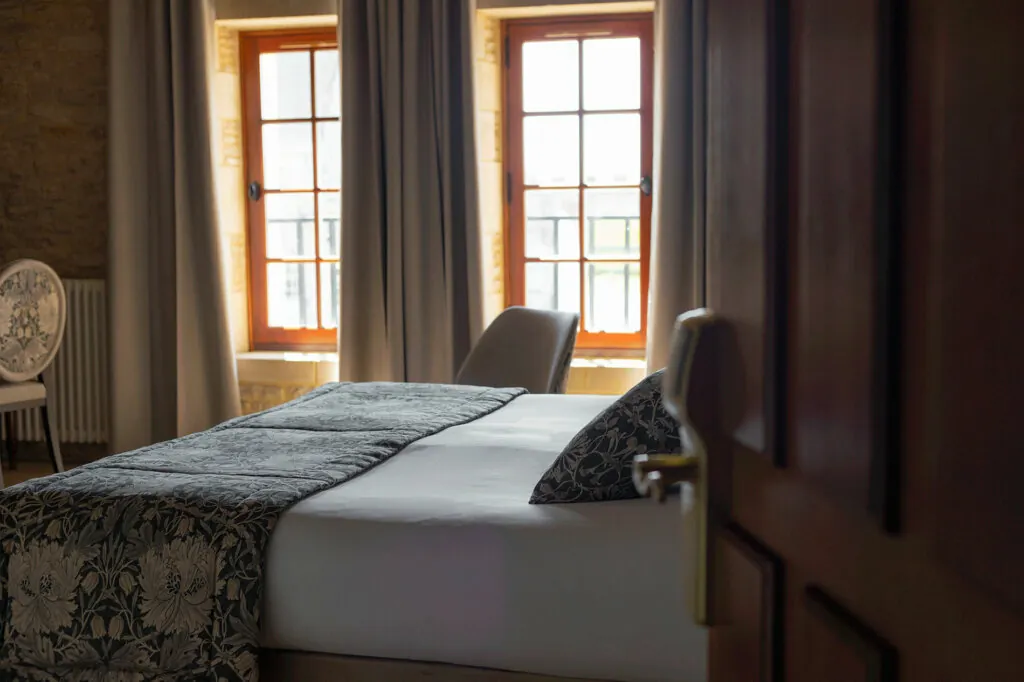 entrée de chambre superieure avec vue sur la cour de l'hotel de charme Ferme de la Ranconniere en Normandie