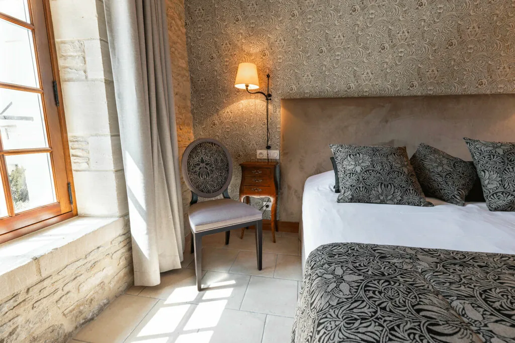 Chambre avec vue sur la cours de l'hotel de charme Ferme de la Ranconniere en Normandie