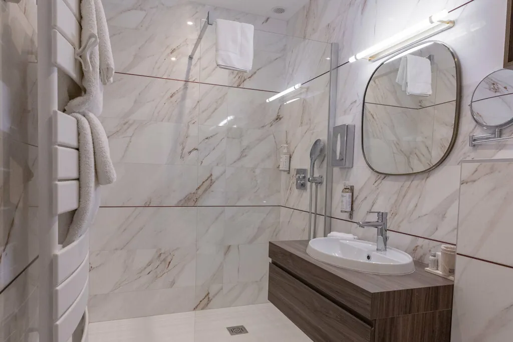 Salle de bain de chambre classique de l'hotel Ferme de la Ranconniere en Normandie