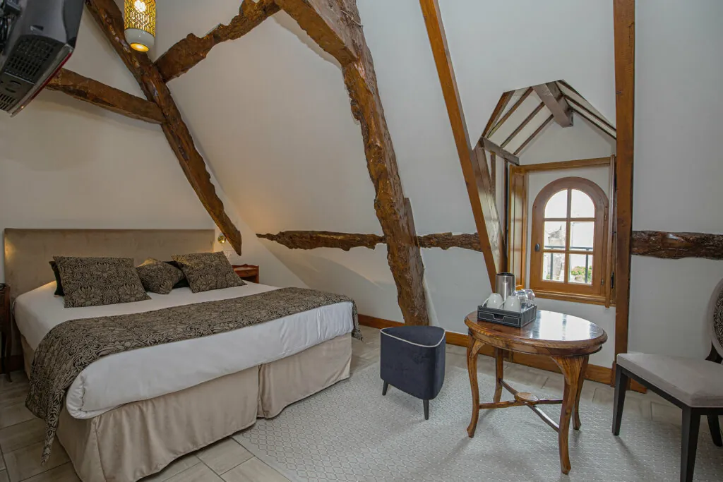 Vue d'ensemble de la chambre cosy de l'hotel Ferme de la Ranconniere en Normandie