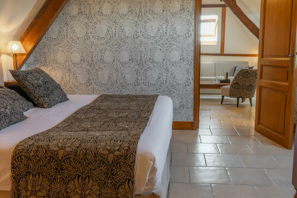 Chambre avec lit double separe du salon de chambre familiale de l'hotel Ferme de la Ranconniere en Normandie