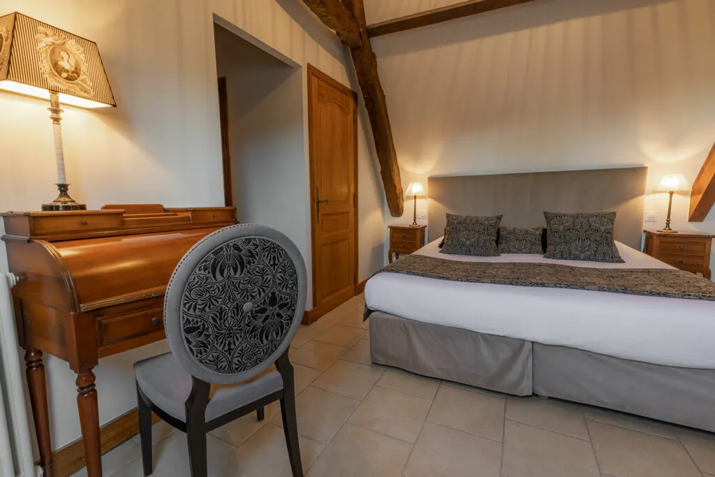 Chambre avec lit double de chambre familiale de l'hotel Ferme de la Ranconniere en Normandie